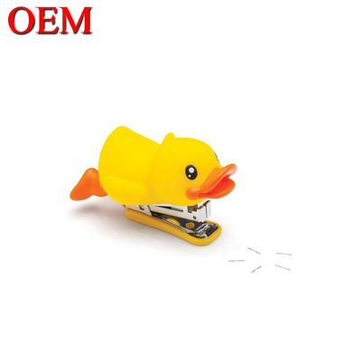 Пластиковая утка в мультфильмовой форме Office Stapler OEM Пластиковая игрушка для животных Школьная сцепка для студентов